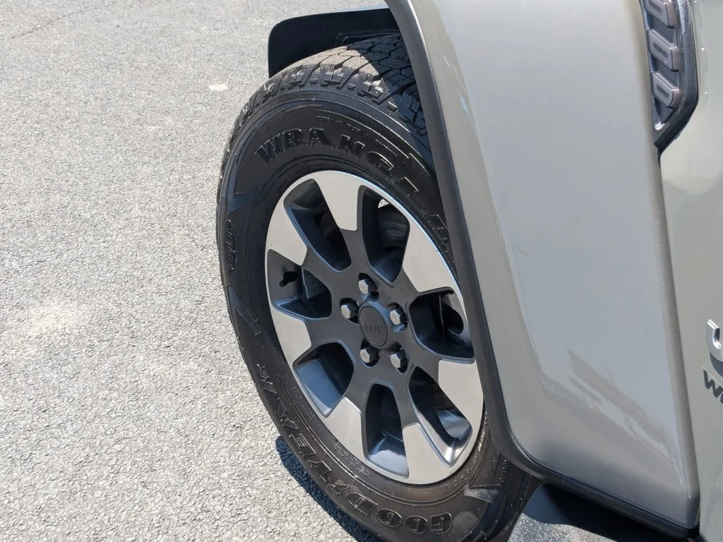Used 2022 Sting-Gray Clearcoat Jeep Unlimited Sahara image 9