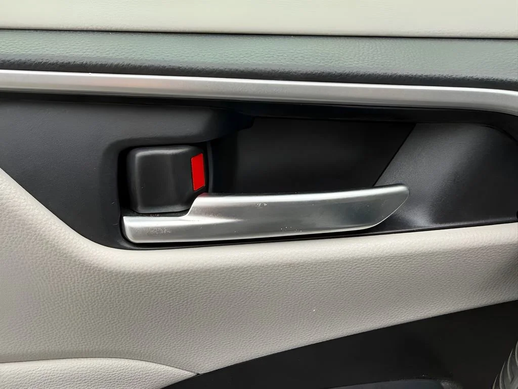 Used 2020  Toyota XLE image 12