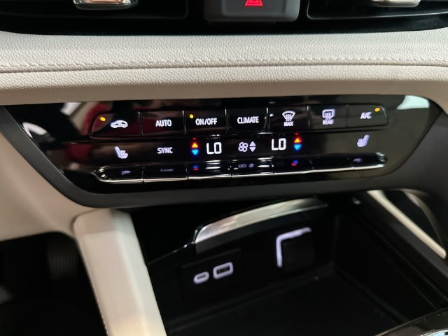 Used 2023 Black Buick Essence image 18
