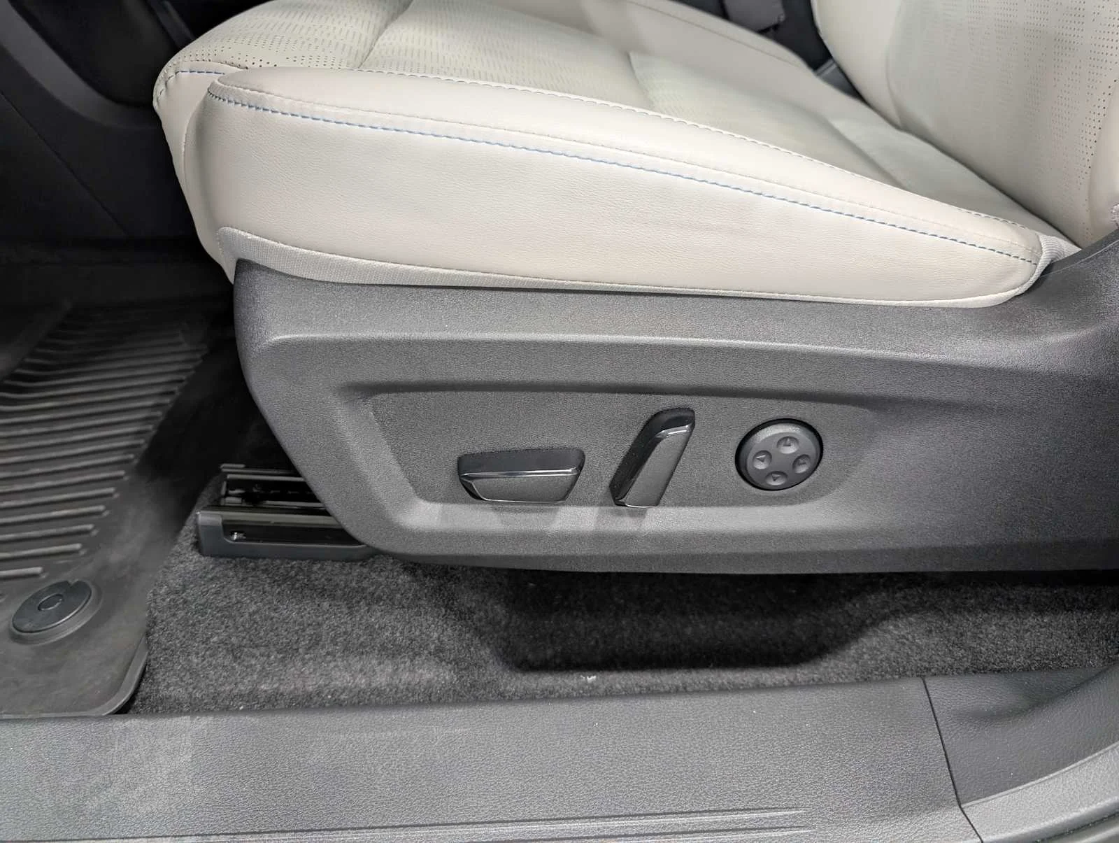 Used 2026 Champagne Silver Metallic Nissan Platinum image 39