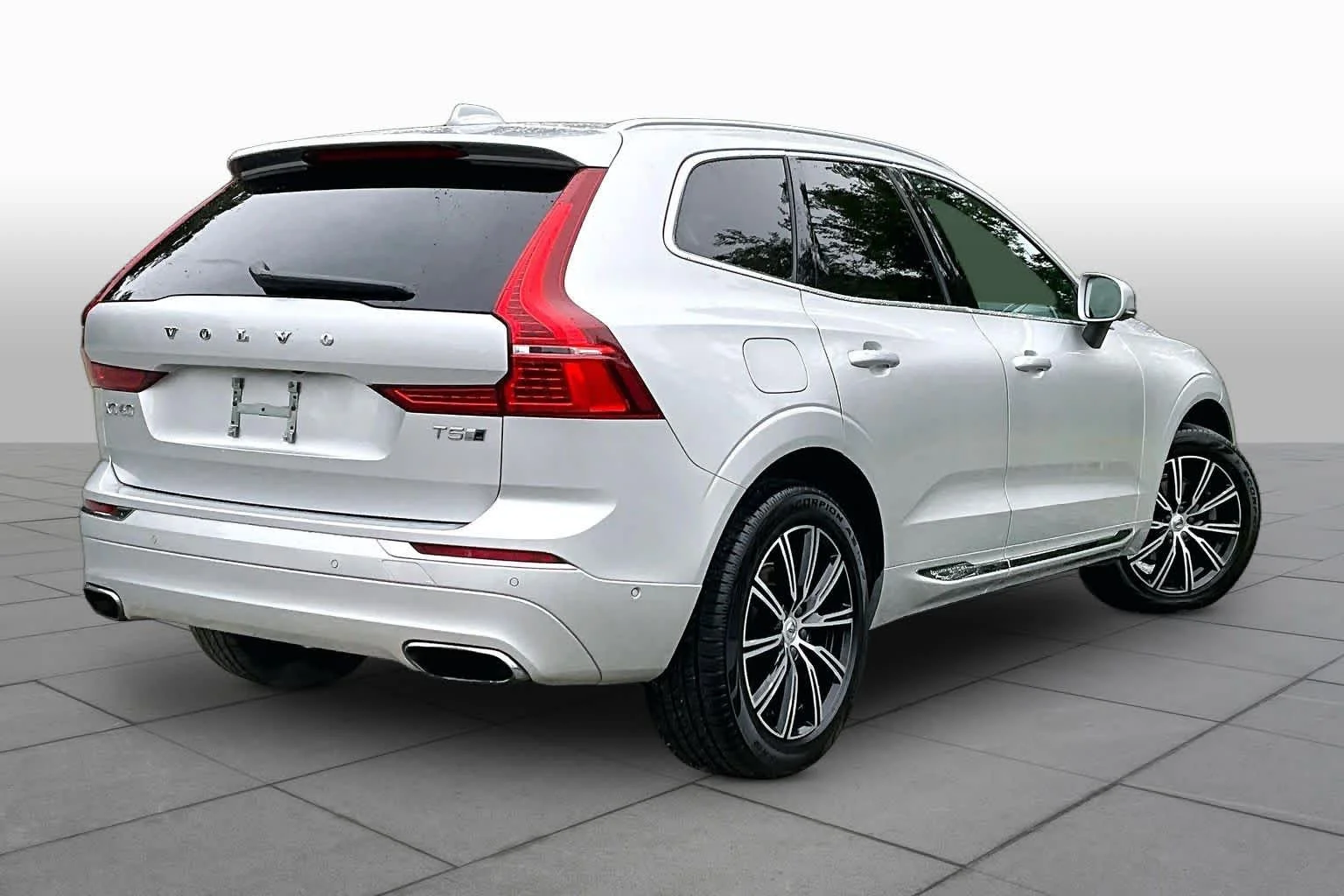 Used 2019 Bright Silver Metallic Volvo Inscription image 13