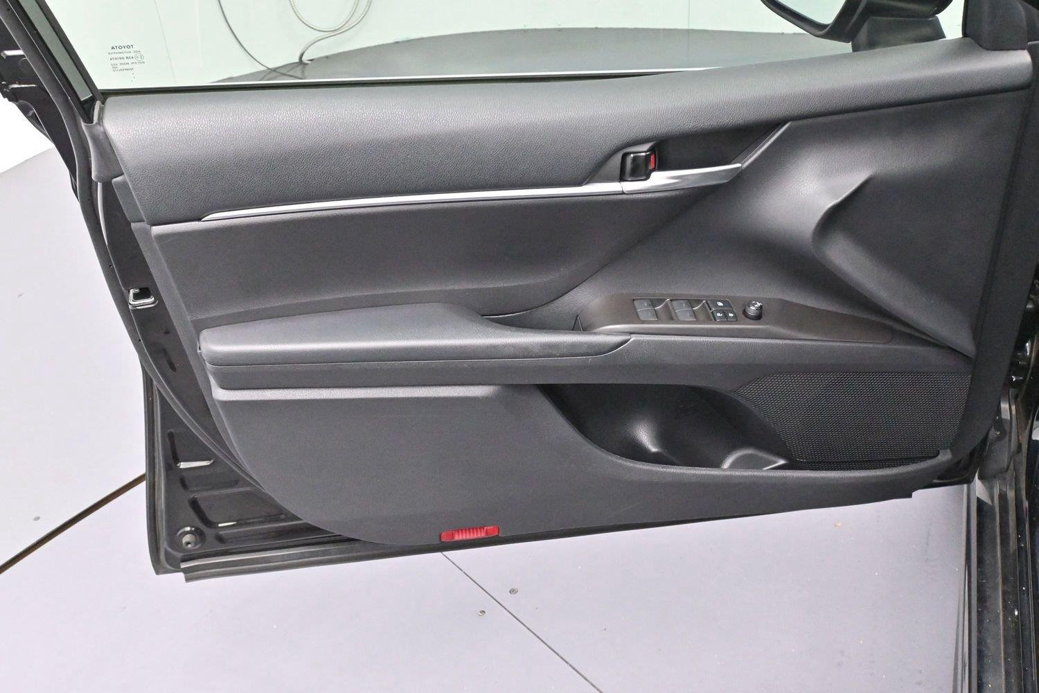 Used 2021 Midnight Black Metallic Toyota SE image 9