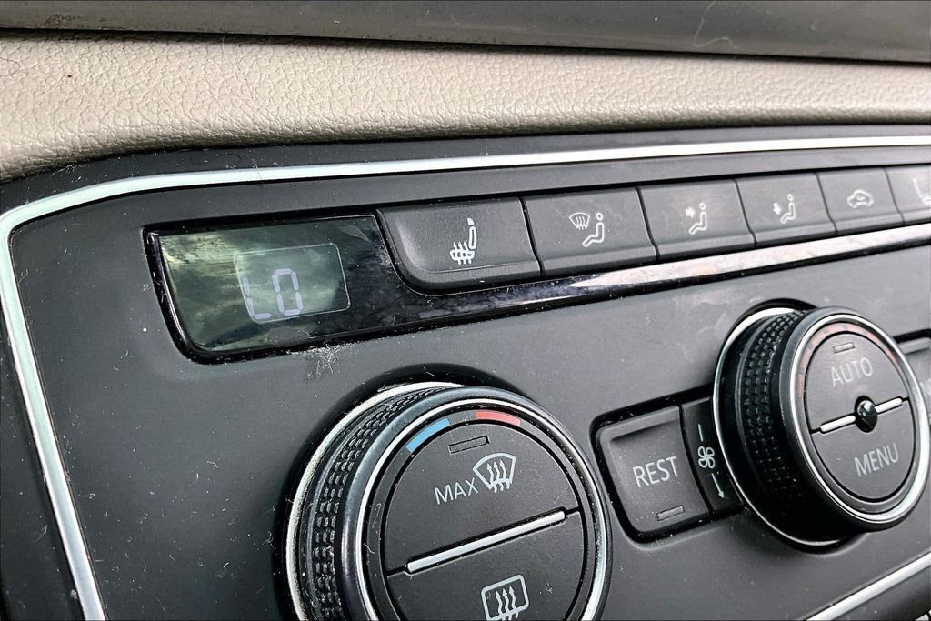 Used 2019 Black Volkswagen 3.6L V6 SE image 24