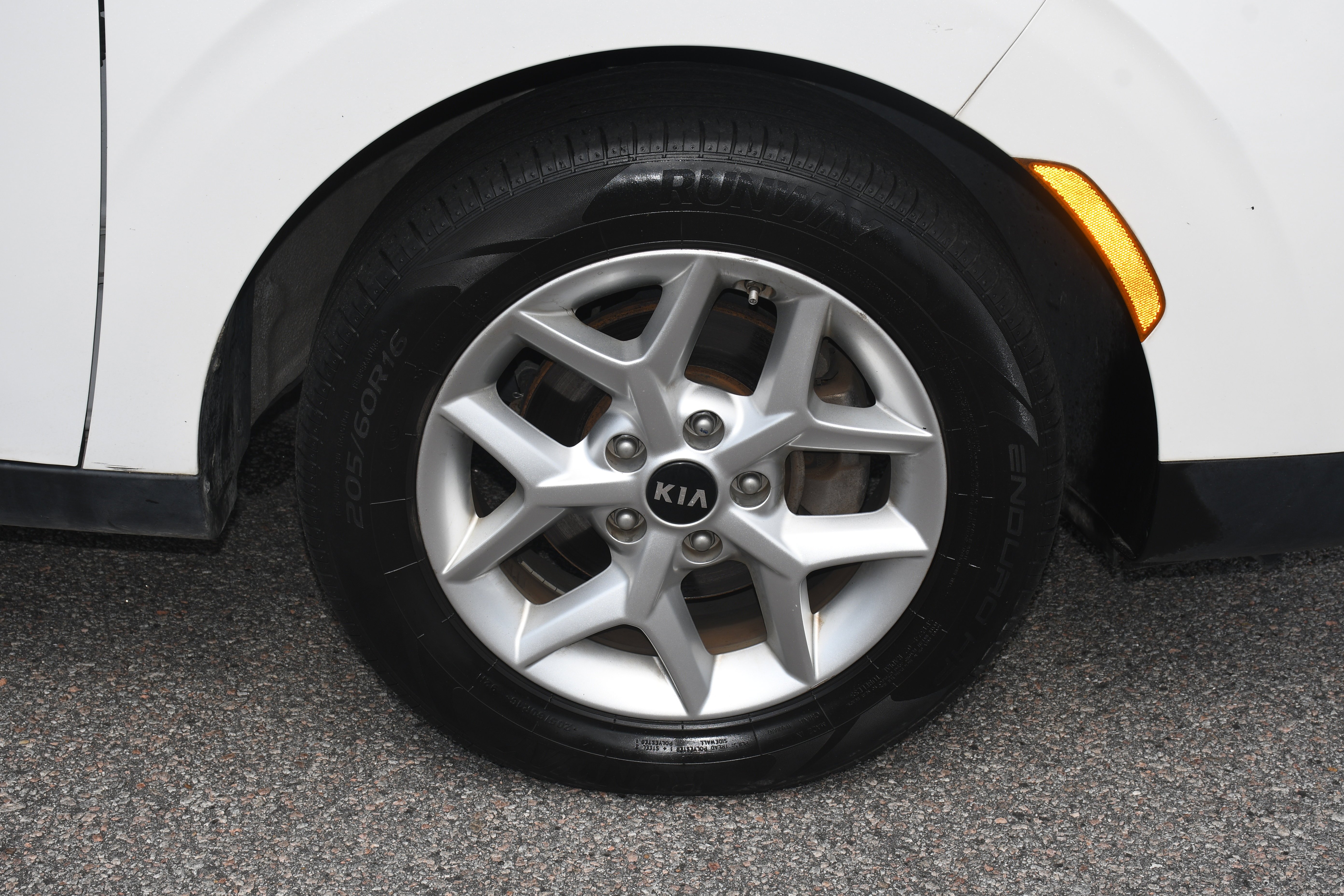 Used 2021 White Kia S image 19