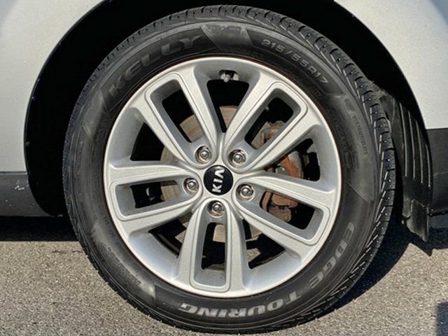 Used 2019  Kia + image 19