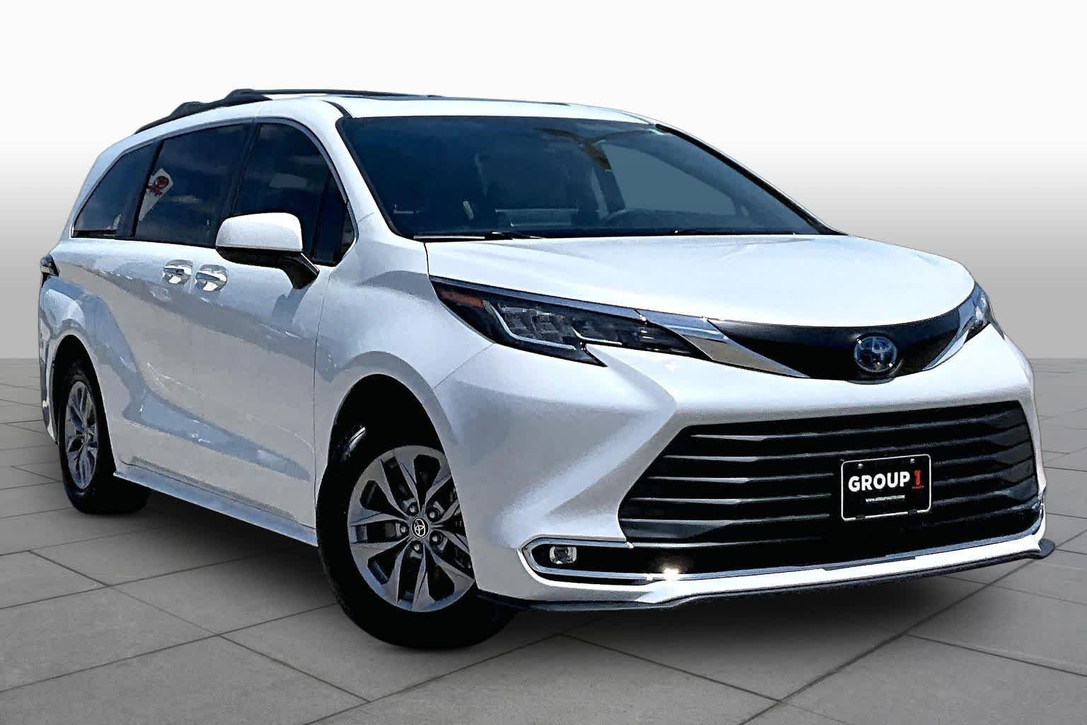 Used 2022 Wind Chill Pearl Toyota XLE image 3