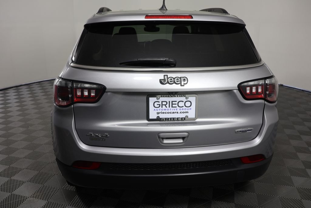 Used 2022 Silver Jeep Latitude image 7