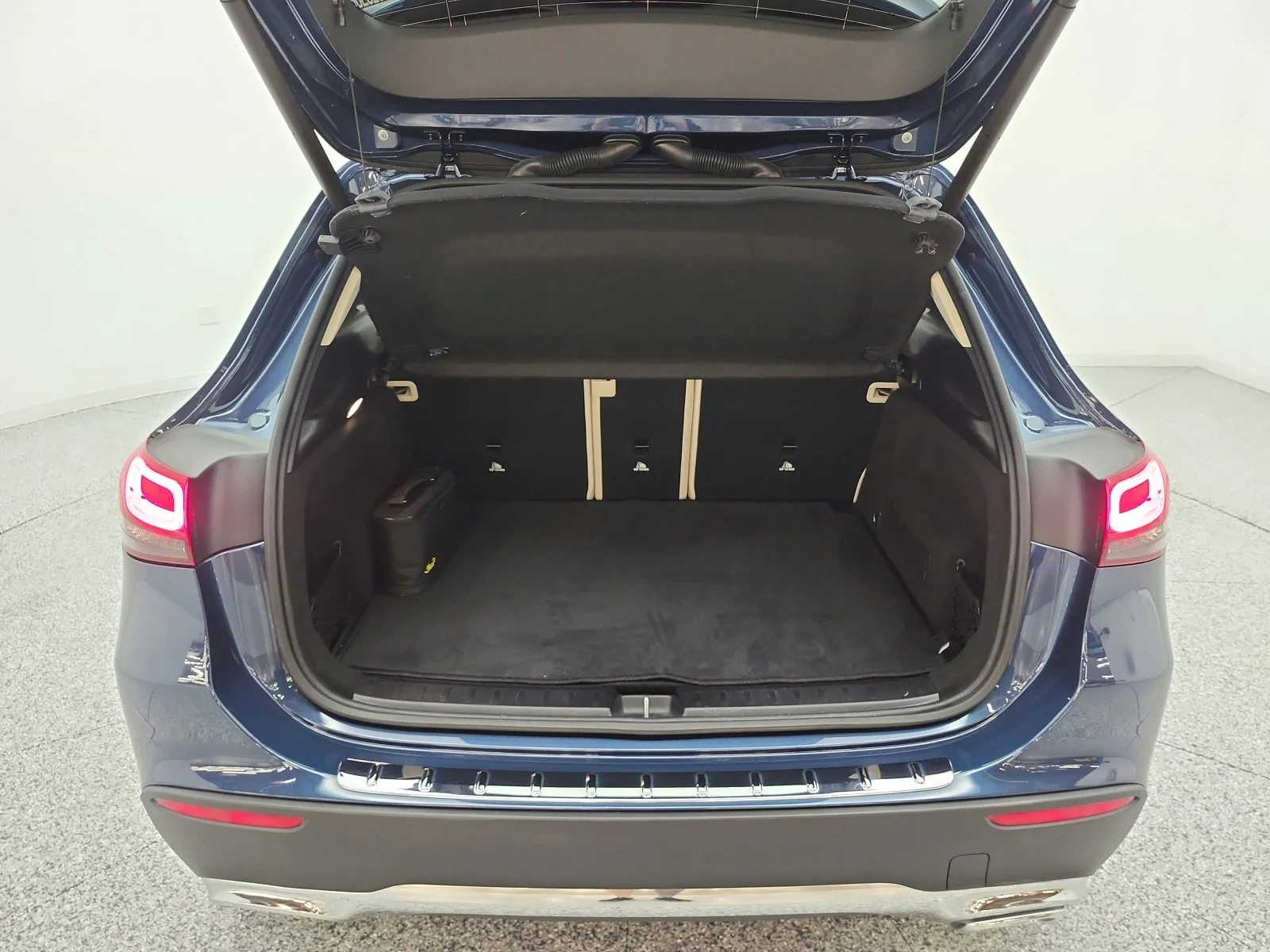 Used 2021 Denim Blue Metallic Mercedes-Benz GLA 250 SUV image 18