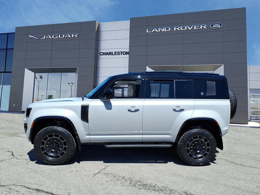 New 2026 Borasco Grey Metallic Land Rover OCTA image 2