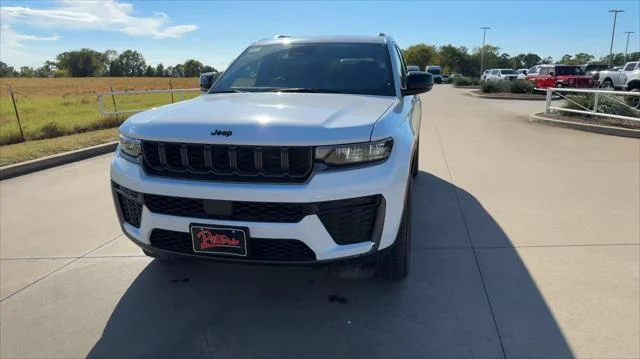 New 2027 Bright White Clear-Coat Paint Jeep Laredo Altitude image 4