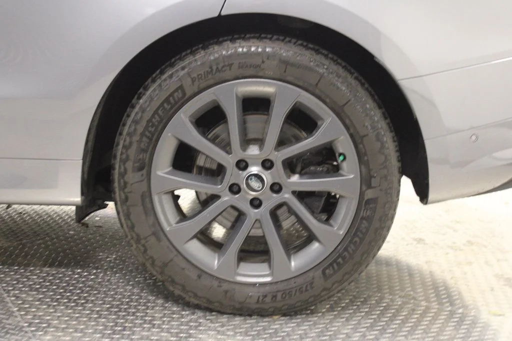 Used 2024  Land Rover Dynamic SE image 17