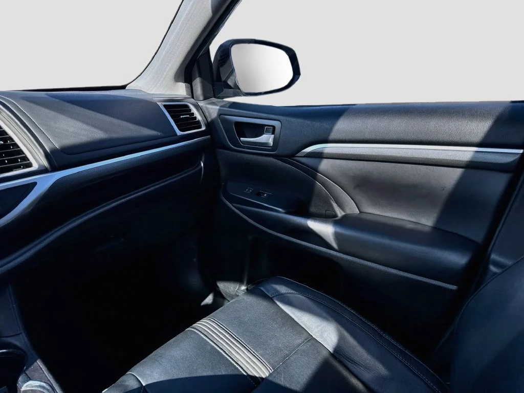 Used 2018 Silver Toyota SE image 29