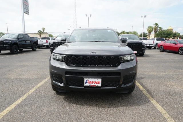 Used 2025  Jeep Laredo X image 2