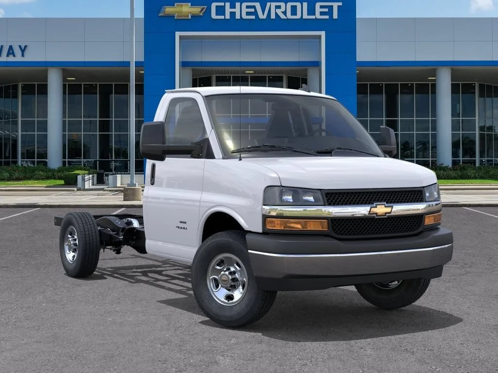 New 2025 Summit White Chevrolet 1WT image 7