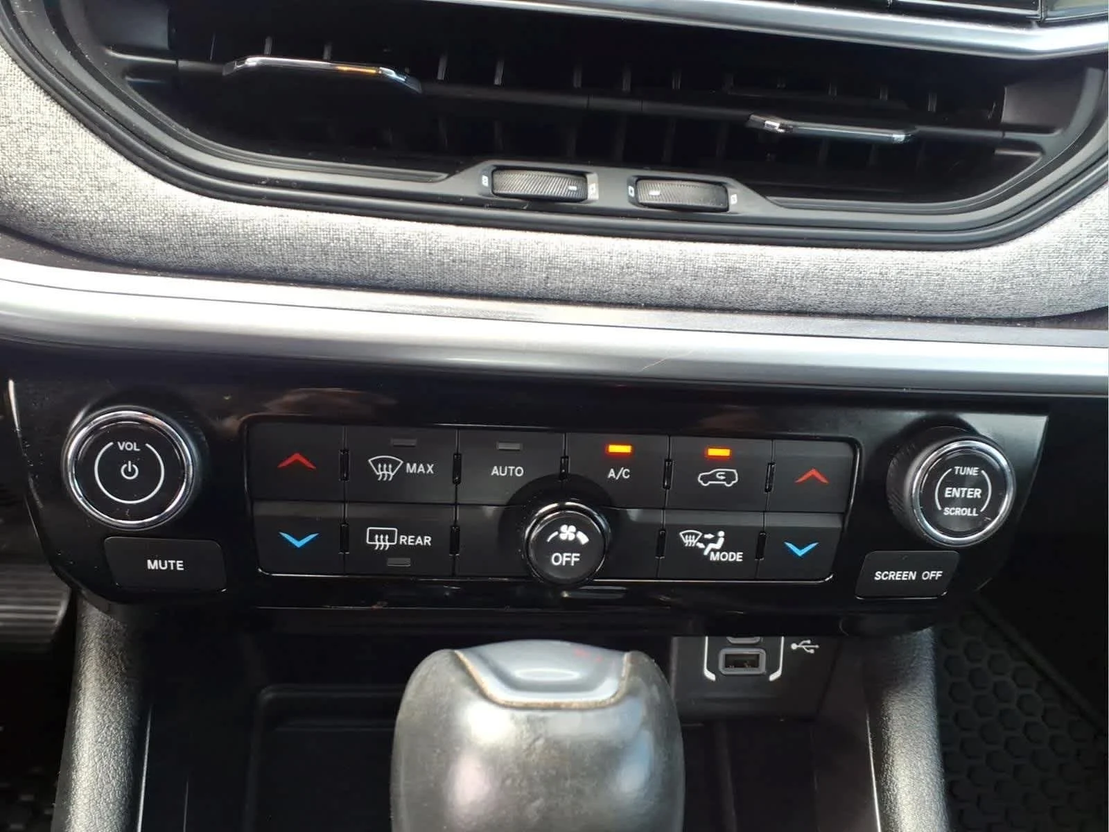 Used 2022 Granite Crystal Metallic Clearcoat Jeep Latitude Lux image 20