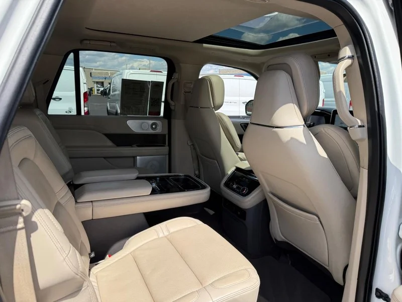Used 2021 Pristine White Lincoln Reserve image 11