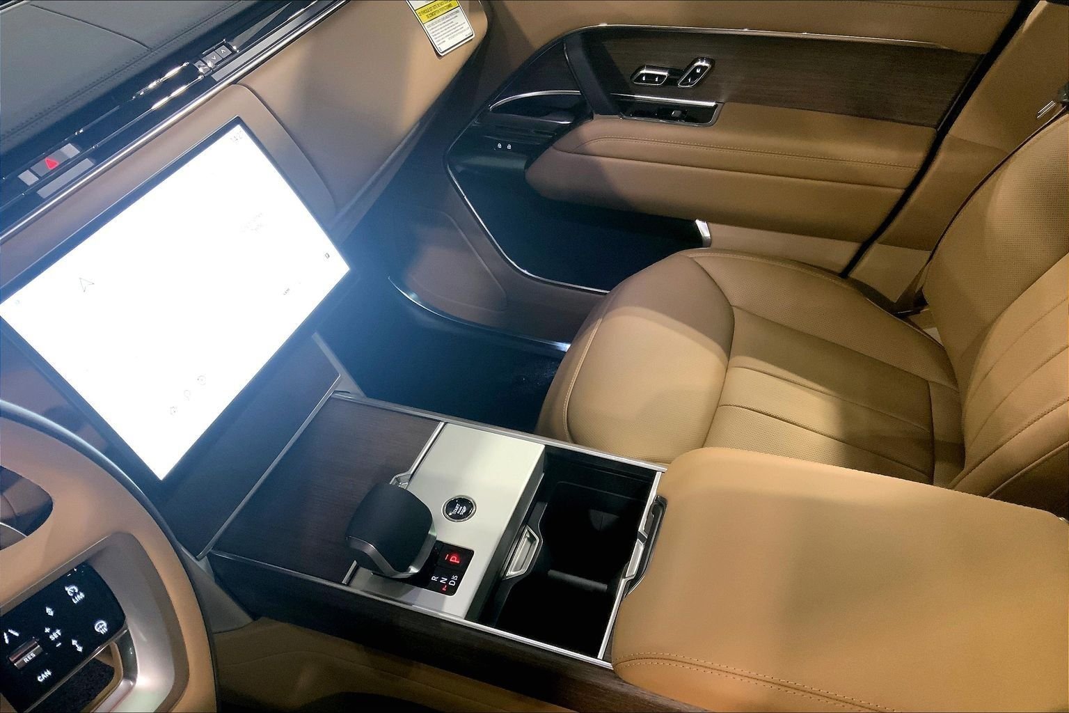 New 2026 Santorini Black LAND ROVER SE image 7