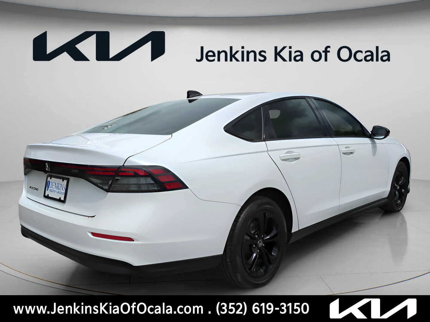 Used 2025 White Honda SE image 3
