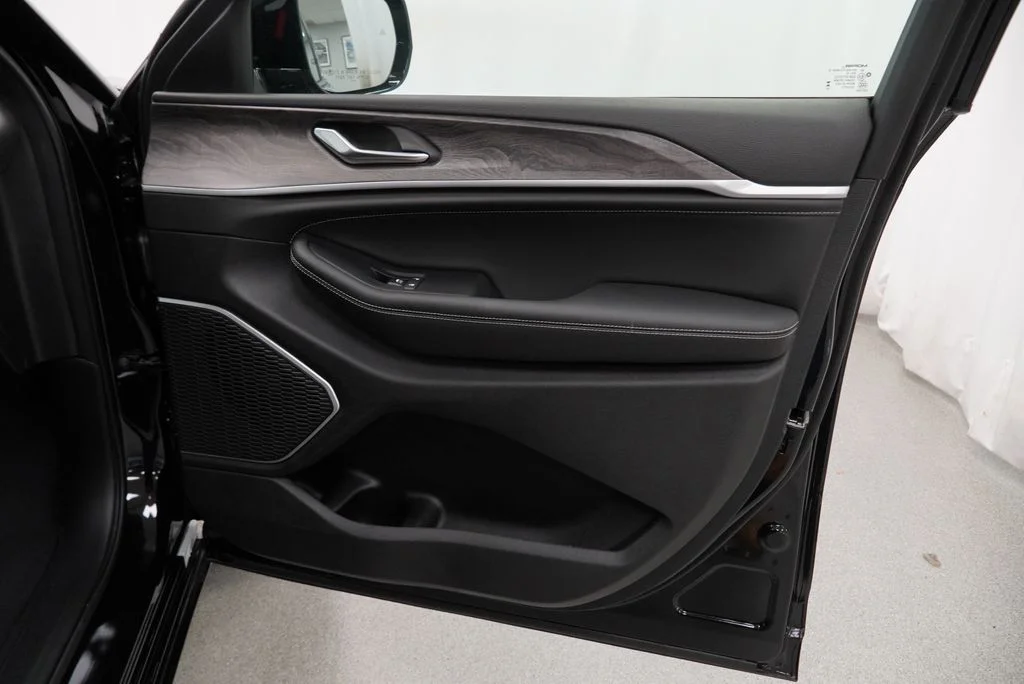 New 2026 Diamond Black Crystal Pearl-Coat Exterior Paint Jeep Limited Reserve image 33