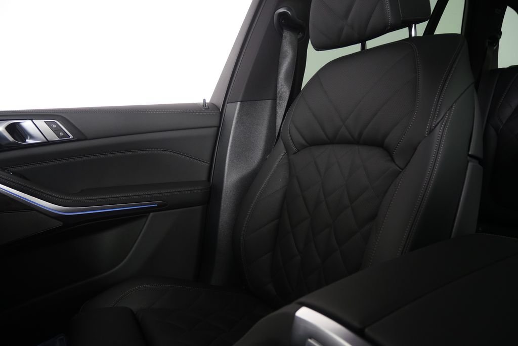 New 2026 Black Sapphire Metallic BMW xDrive50e image 21