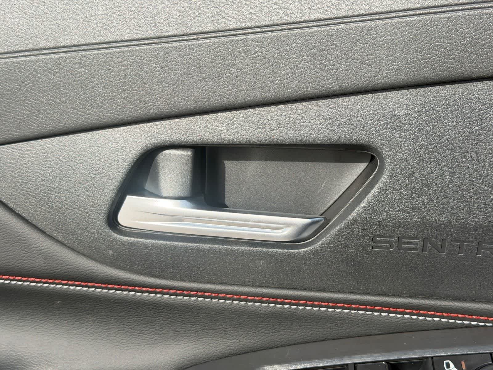 Nueva imagen del Nissan SR 2026 en dos tonos: Bluestone Pearl y Super Black (16)