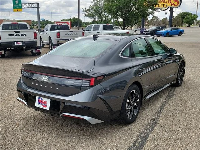 Used 2025 Gray Hyundai SEL Front-Wheel Drive image 4