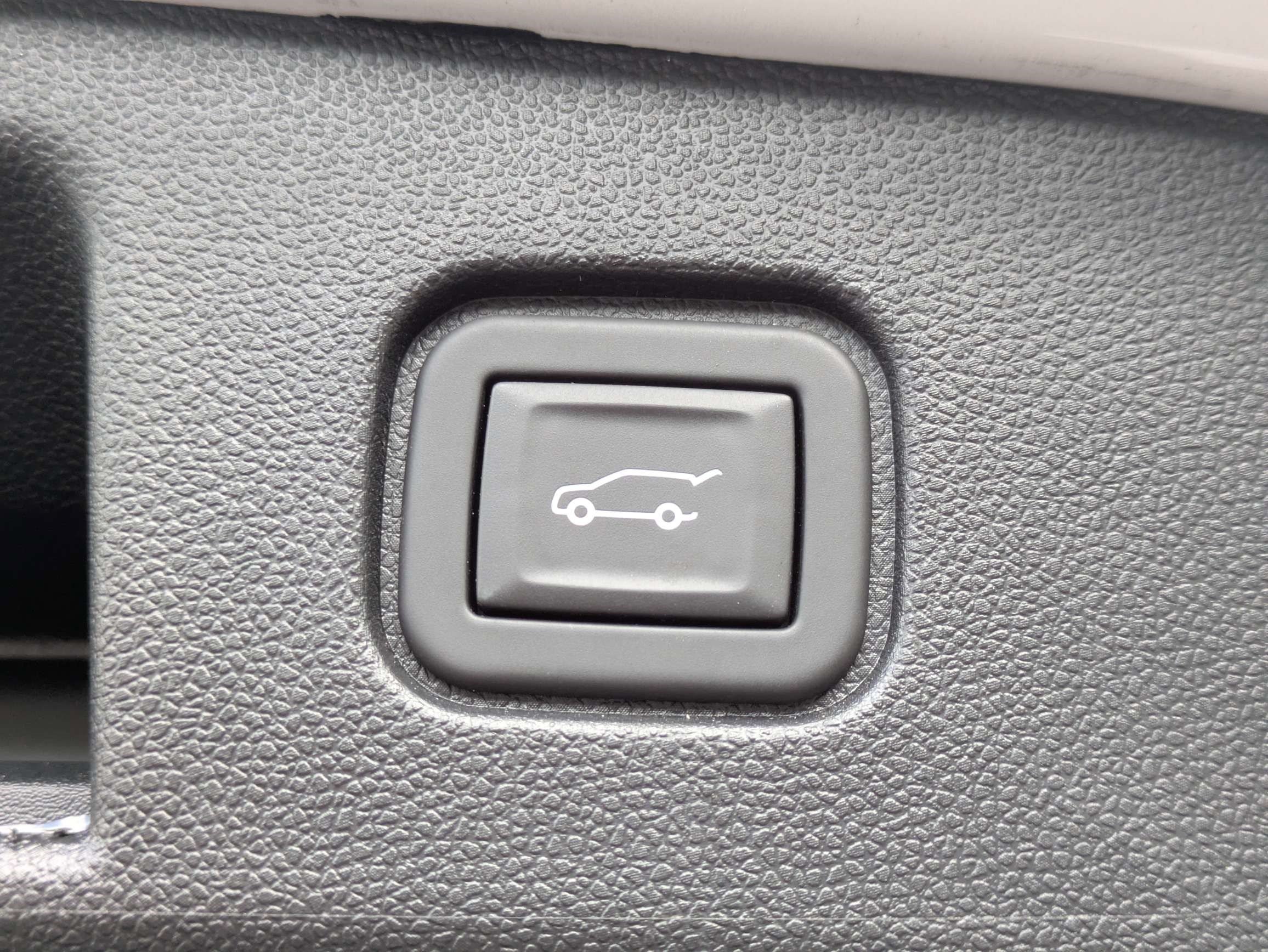 Used 2024 Iridescent Pearl Tricoat Chevrolet LT image 13