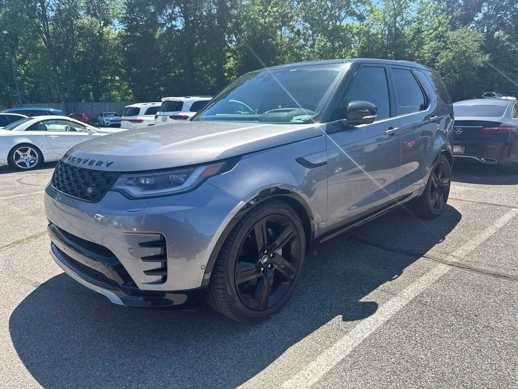 2024 Land Rover Discovery P300 Dynamic SE's photo
