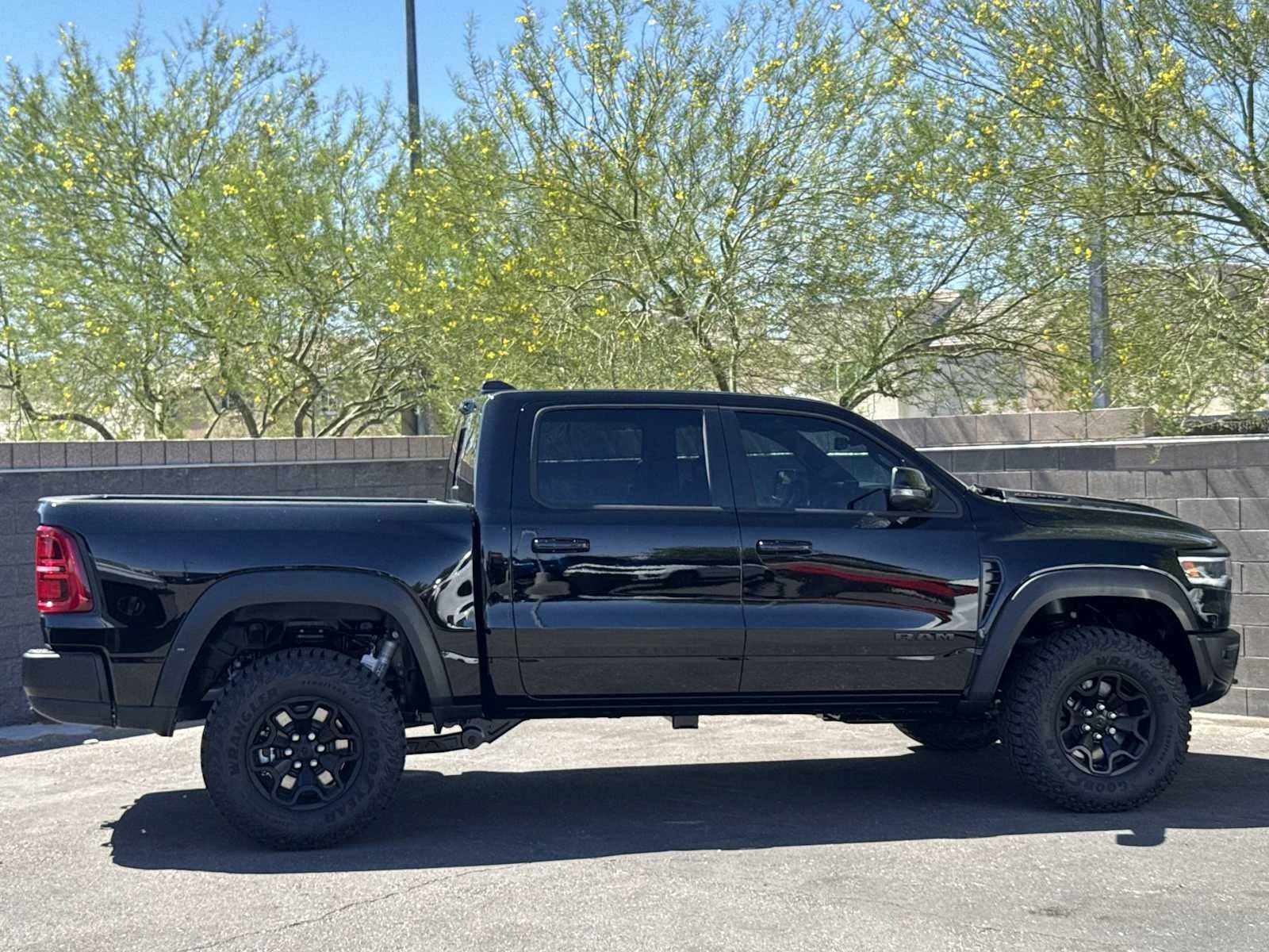 New 2026 Diamond Black Crystal Pearl-Coat Exterior Paint RAM RHO image 9