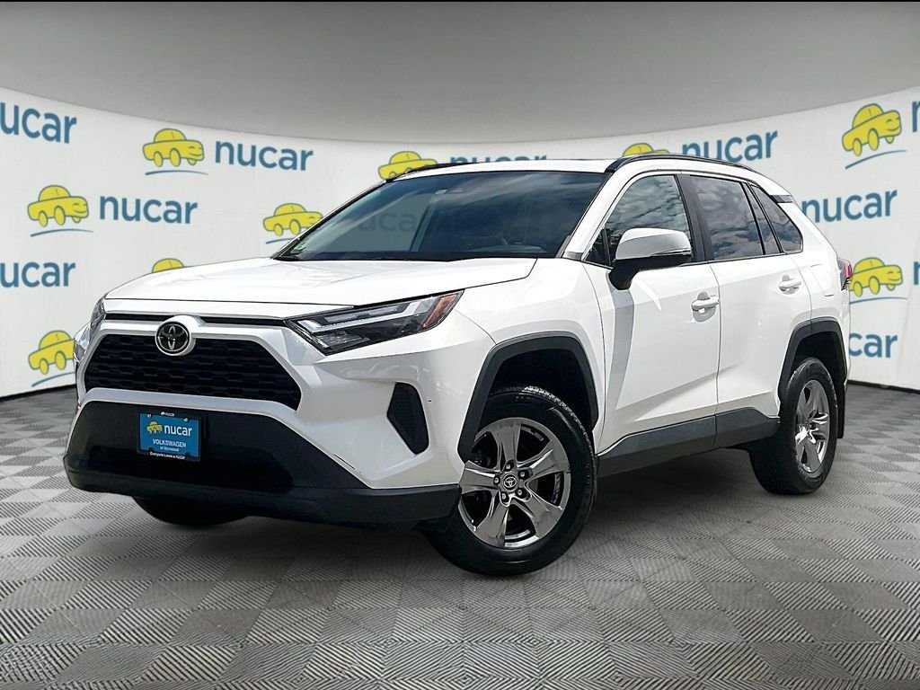 Used 2022 White Toyota XLE image 3