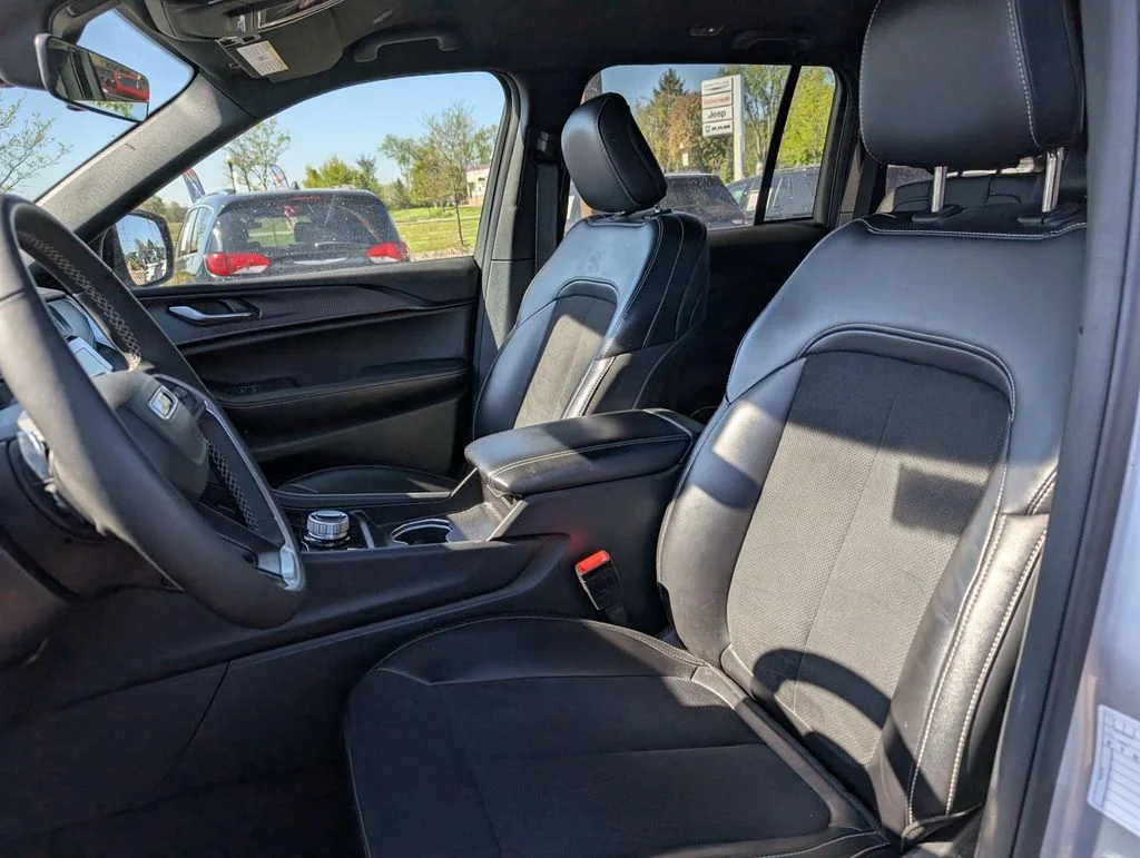 Used 2025 Silver Jeep Altitude image 15