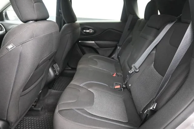 Used 2019 Billet Silver Metallic Clearcoat Jeep Latitude image 19