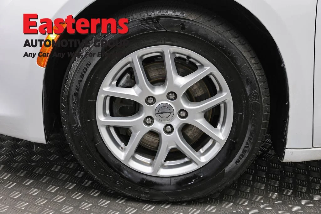 Used 2022 White Chrysler LX image 31