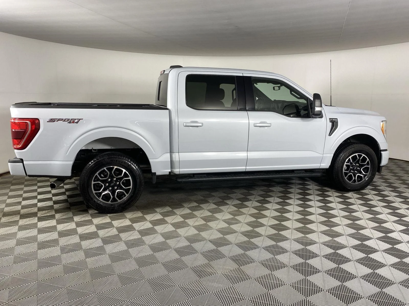 Used 2022 Space White Ford  image 9