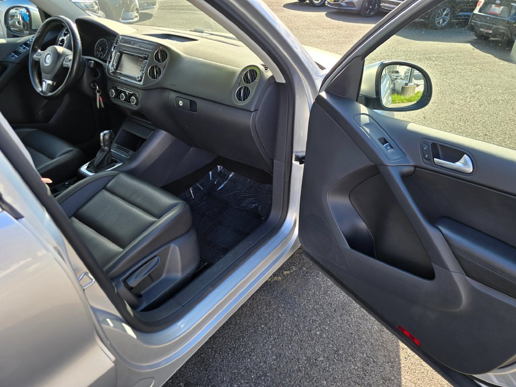 Used 2012 Silver Volkswagen SE image 12