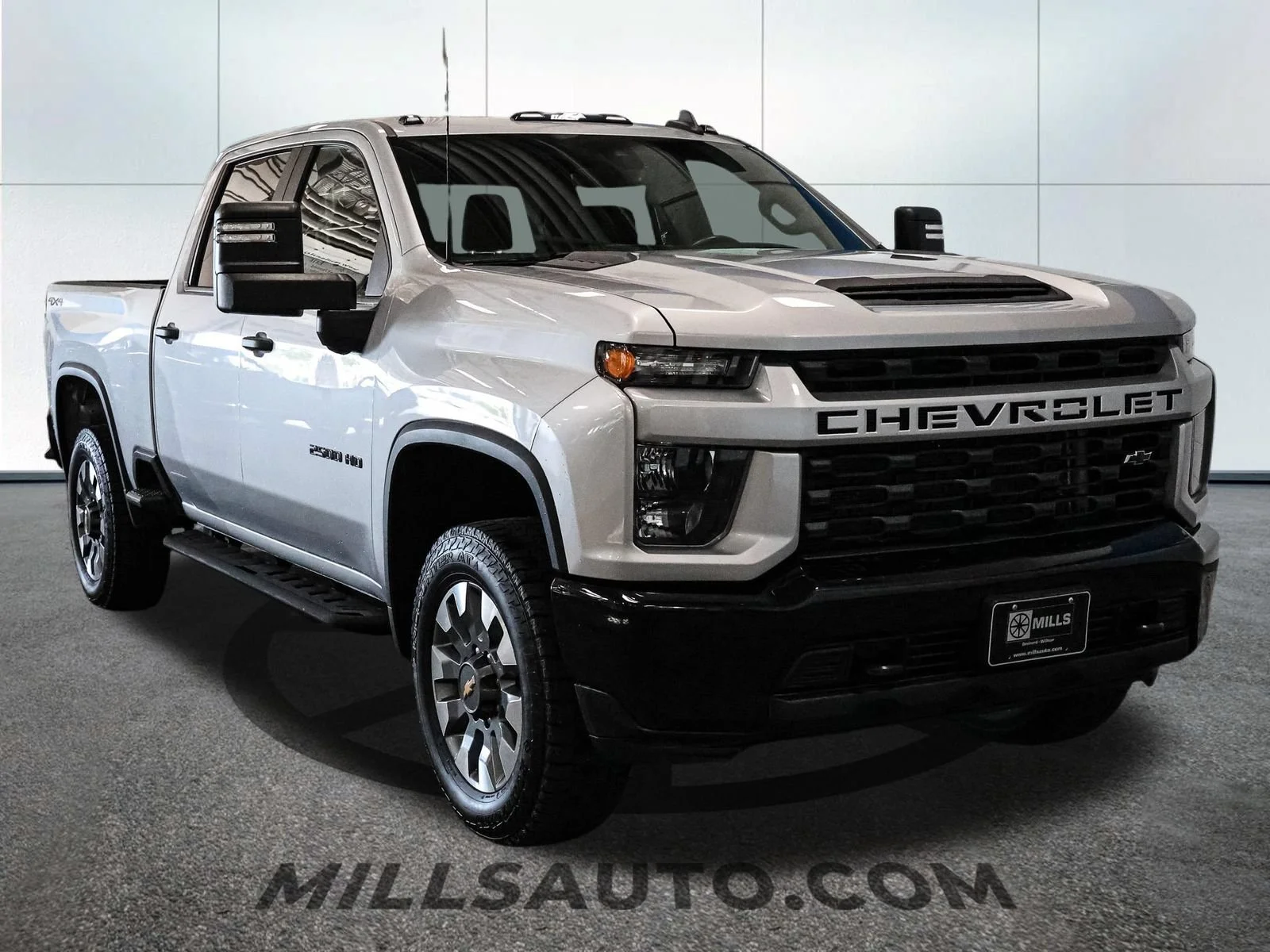 Used 2022 Silver Ice Metallic Chevrolet Custom image 12