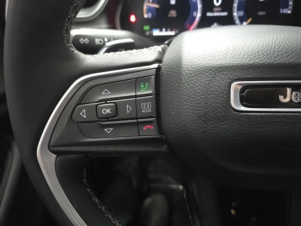 Used 2024 Gray Jeep Altitude image 19