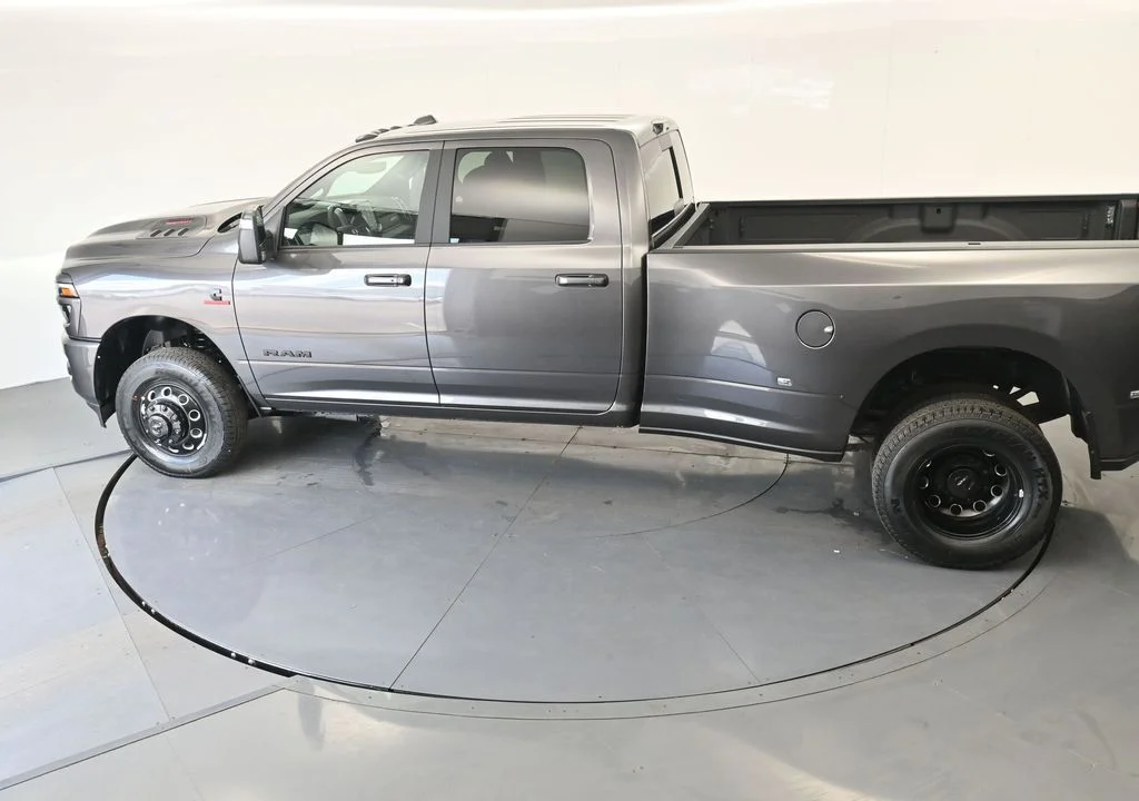 New 2026 Granite Crystal Metallic Clear-Coat Exterior Paint RAM Laramie image 33