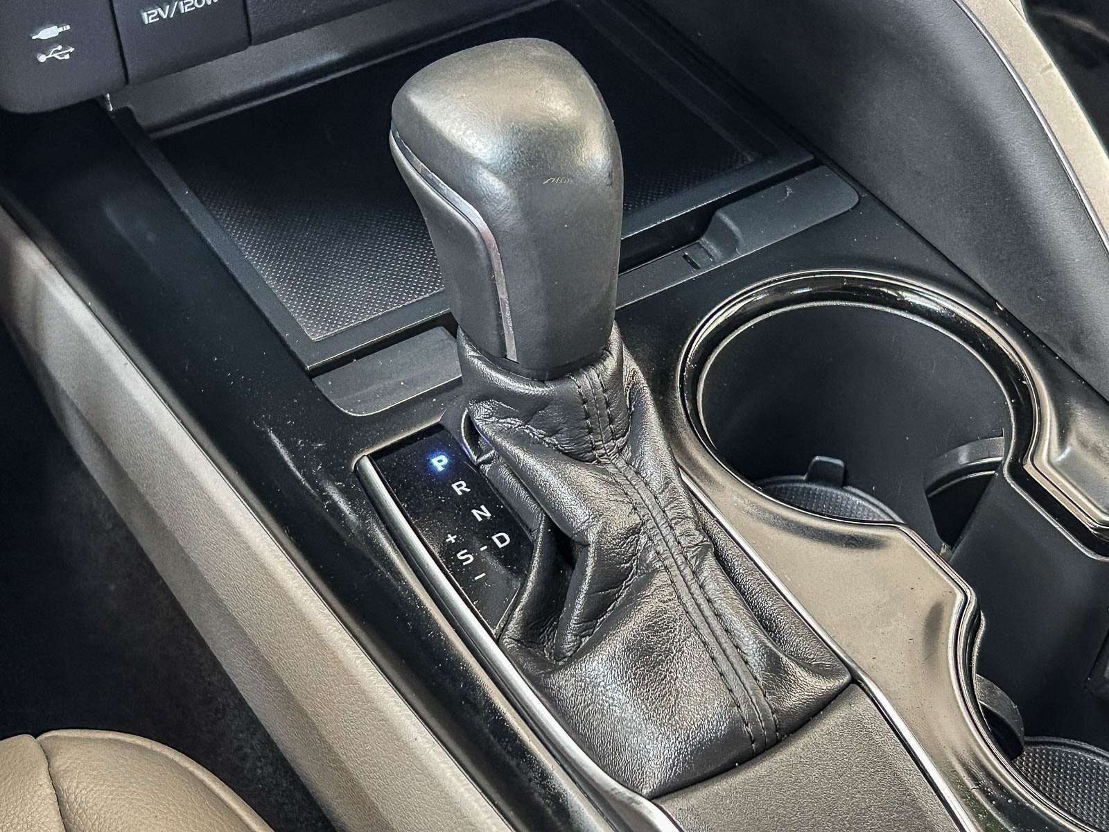 Used 2018 SUPER WHITE Toyota SE image 19