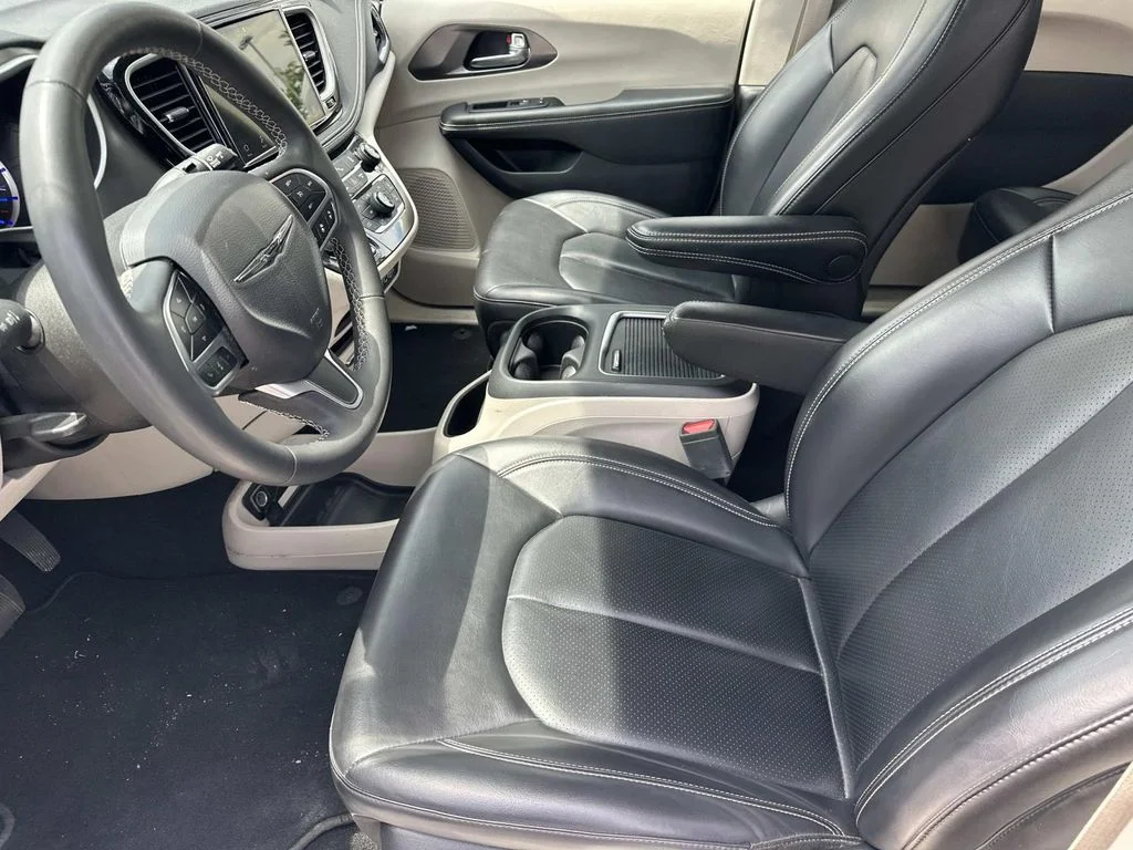 Used 2023 Silver Chrysler Touring L image 17