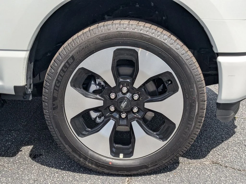 2025 Ford F-150 Lightning Platinum - Photo 11