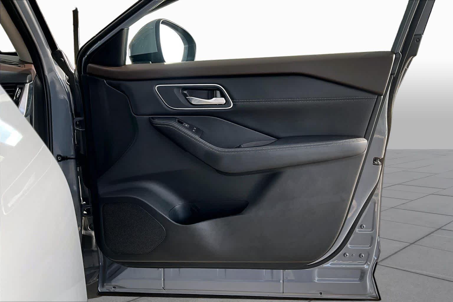 Used 2023 Boulder Gray Pearl Nissan Platinum image 23
