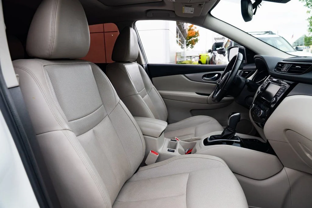 Used 2020 White Nissan SL image 25