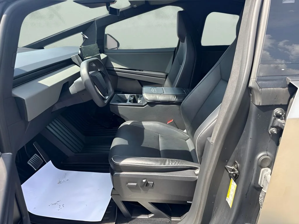 Used 2024  Tesla Base image 9