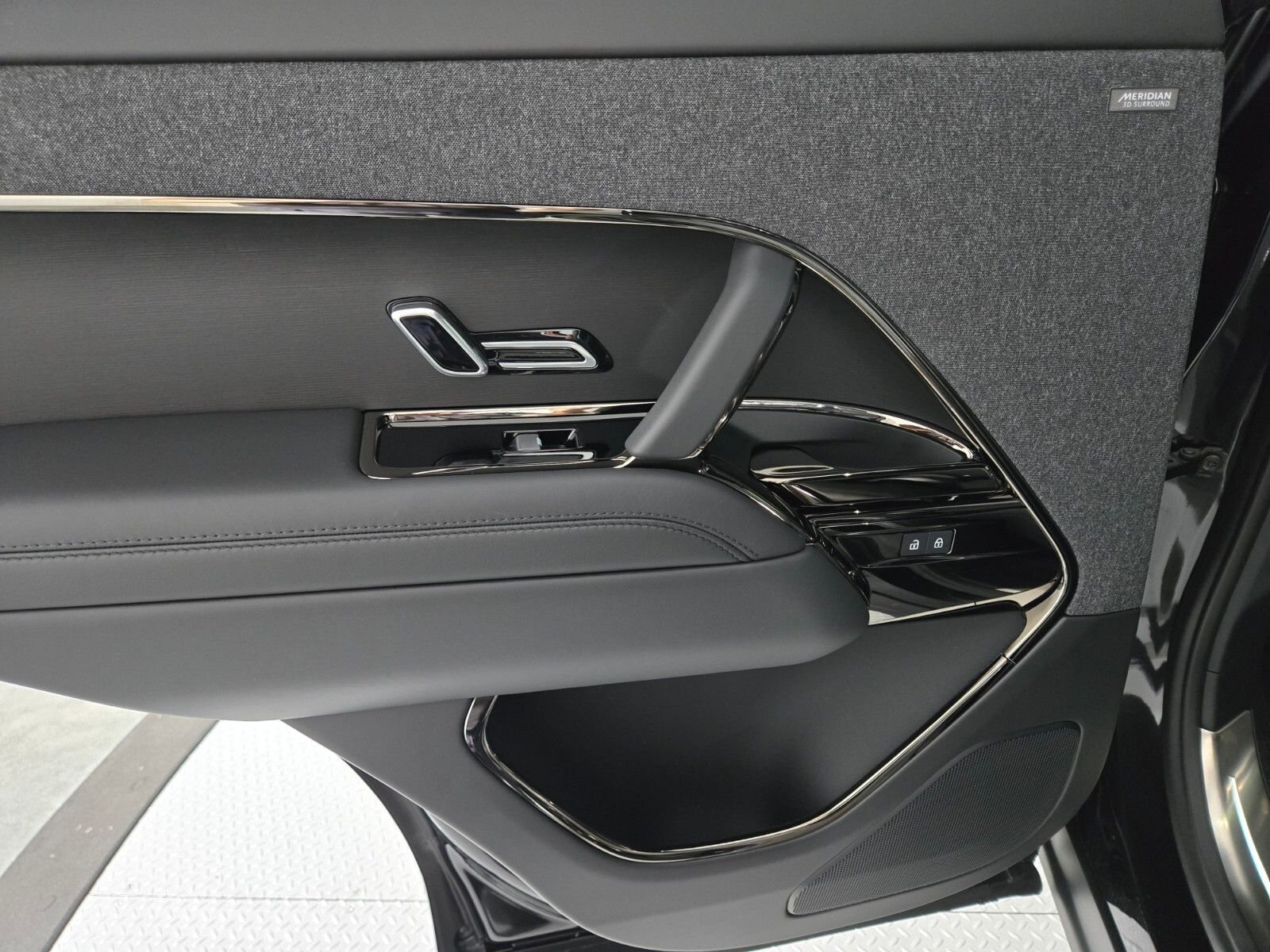 New 2026 Santorini Black Land Rover Dynamic SE image 21