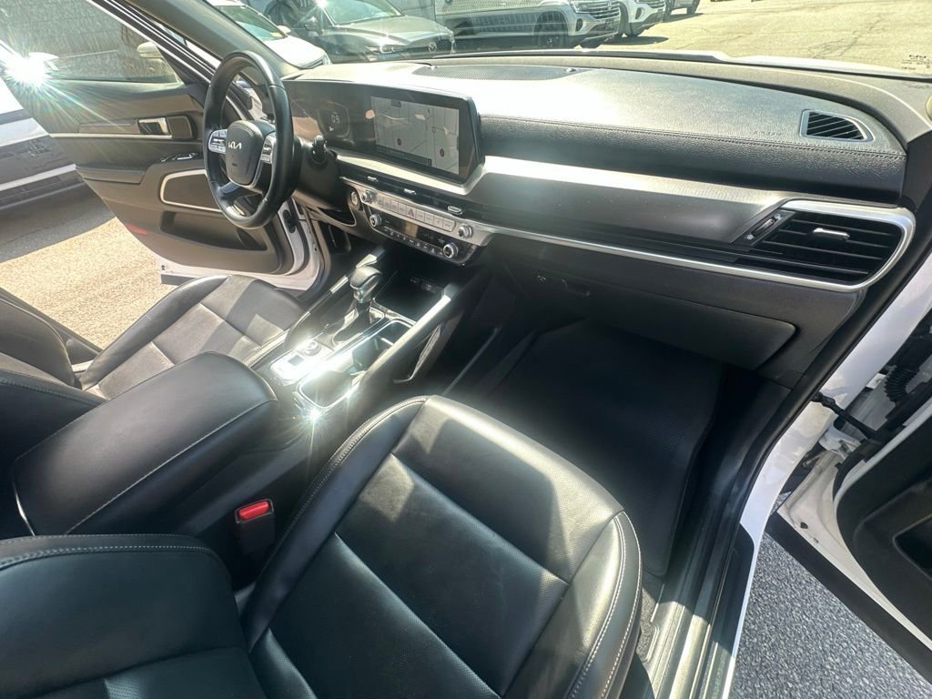 Certified Used 2024 White Kia LX image 33