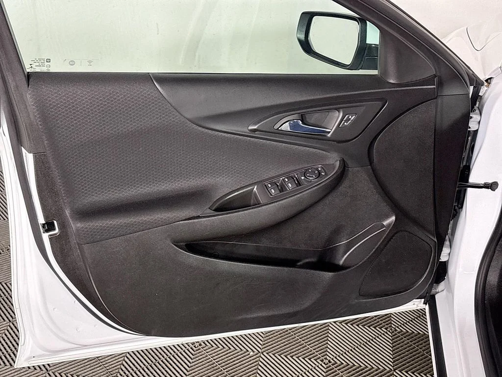 Used 2023 White Chevrolet LT image 10