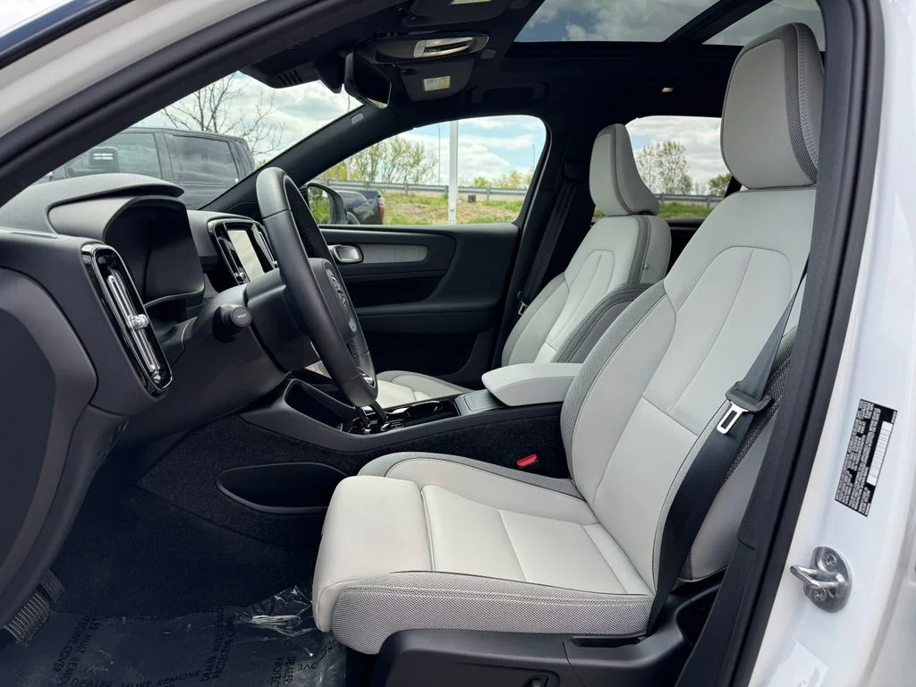 2025 Volvo EX40 Plus - Photo 15