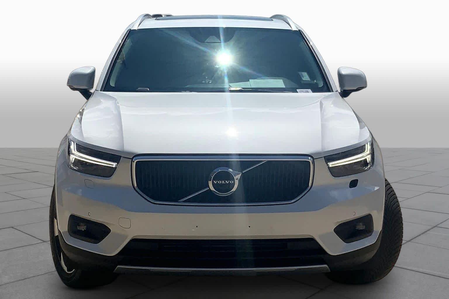 Used 2022 Crystal White Metallic Volvo Momentum image 4
