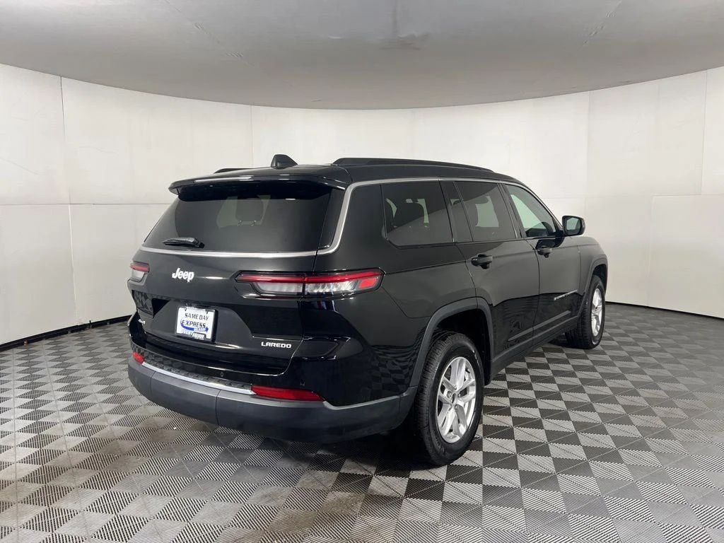 Used 2025 Diamond Black Crystal Pearlcoa Jeep Laredo image 8